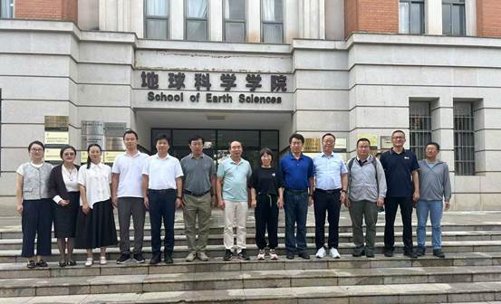 一群人站在建筑前AI 生成的内容可能不正确。